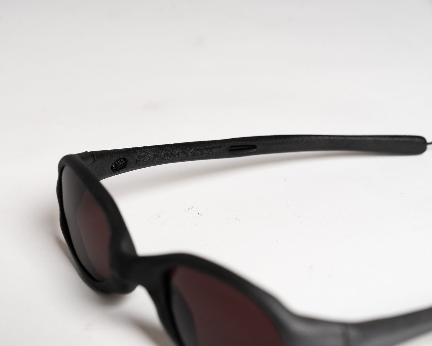Wormholes Sunglasses – Vulcanic Black / Pyrope Red